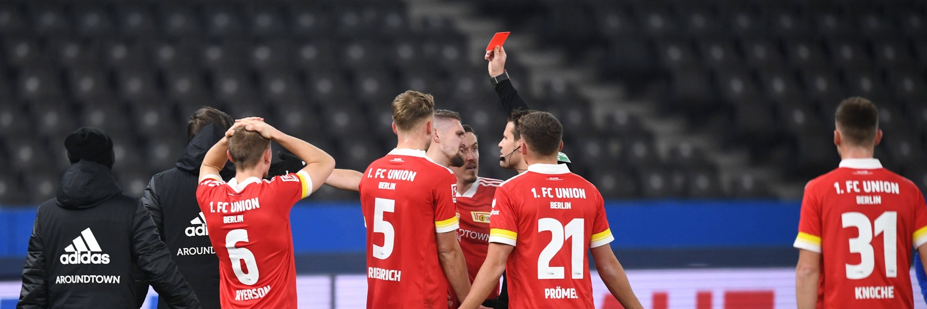 Platzverweis für Unions Robert Andrich im Derby gegen Hertha BSC. Die Rote Karte feiert am Osterwochenende ihr 50-jähriges Jubiläum.