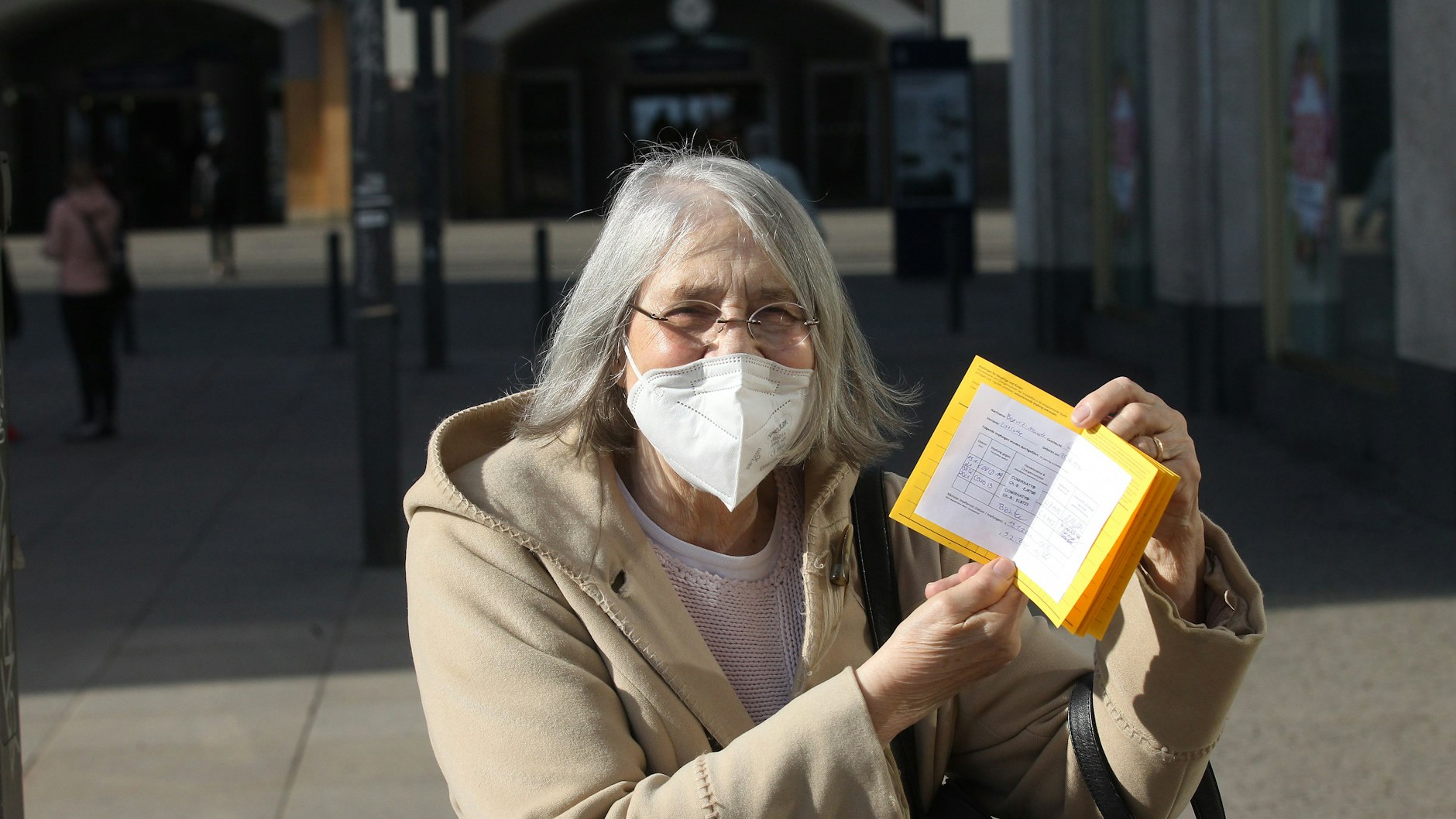 „Ich bin doch geimpft, wozu brauche ich den Test“, sagt Liselotte Neander (86), zeigte ihr Impfbuch mit der darin eingetragenen Corona-Impfung vor. Dennoch durfte sie nicht in das Warenhaus.