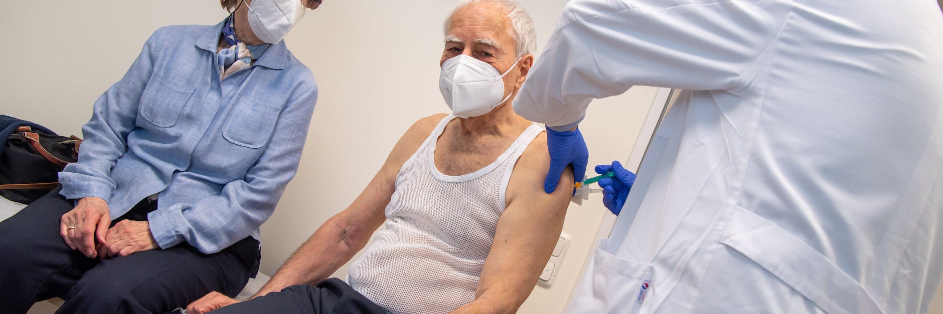 Der Arzt Wolfgang Ritter impft das Ehepaar Edith und Erich Dengler. Geimpft wurde der Impfstoff von Astrazeneca. 