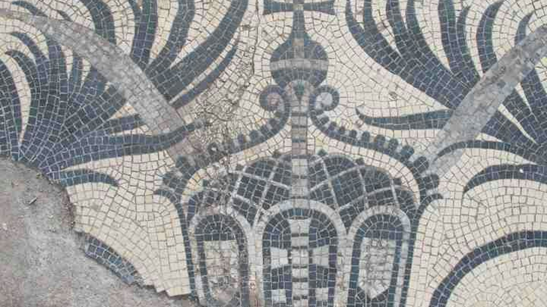 Eine Krone: ein weiteres Teil des Bodenmosaiks auf dem denkmalgeschützten Sockel des früheren Nationaldenkmals.&nbsp;