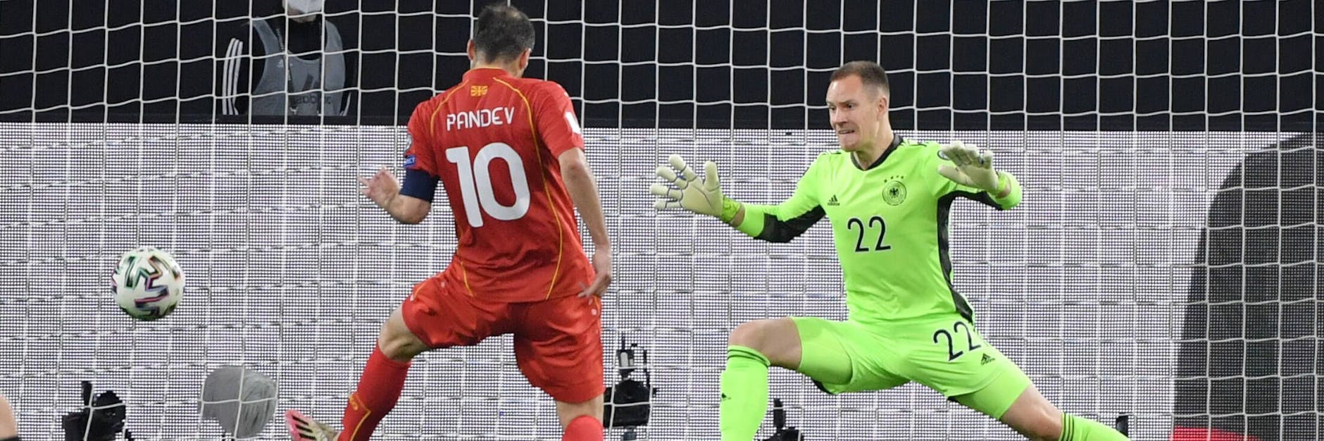 Goran Pandev erzielt gegen Torwart Marc-Andre ter Stegen das Tor zum 1:0 für Nordmazedonien.
