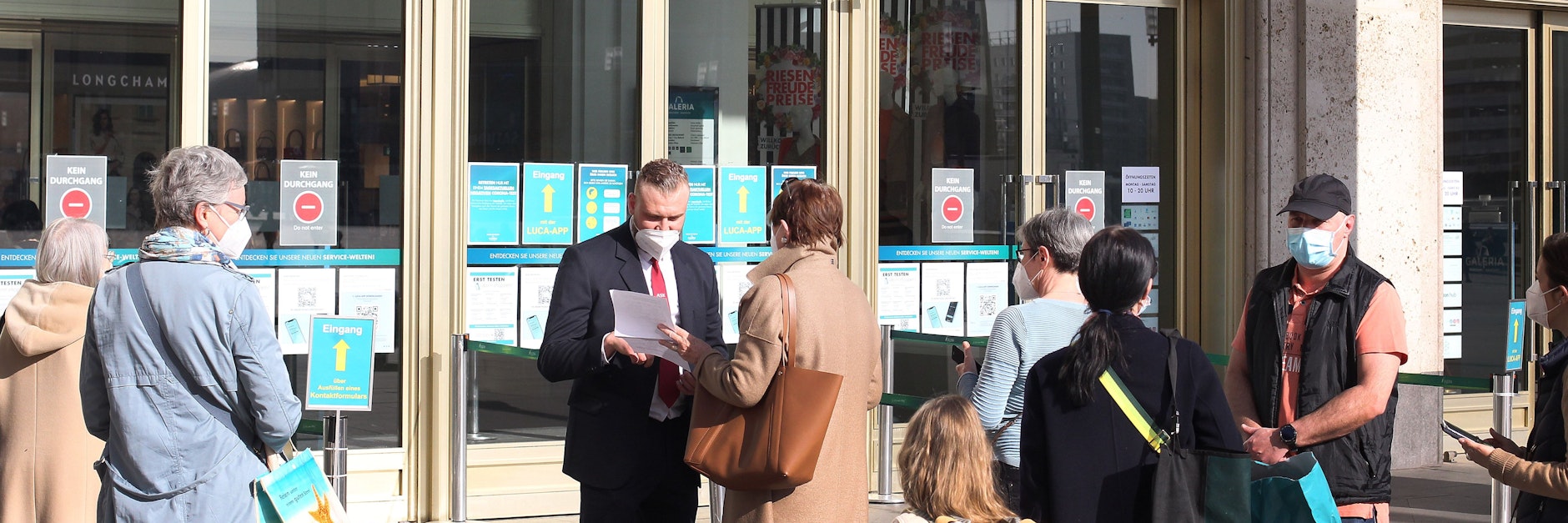 Diskussionen um Einlass vor der Galeria-Kaufhof: Kunden, die keinen aktuellen Tagestest hatten, wurden von den Kontrolleuren am Eingang abgewiesen.
