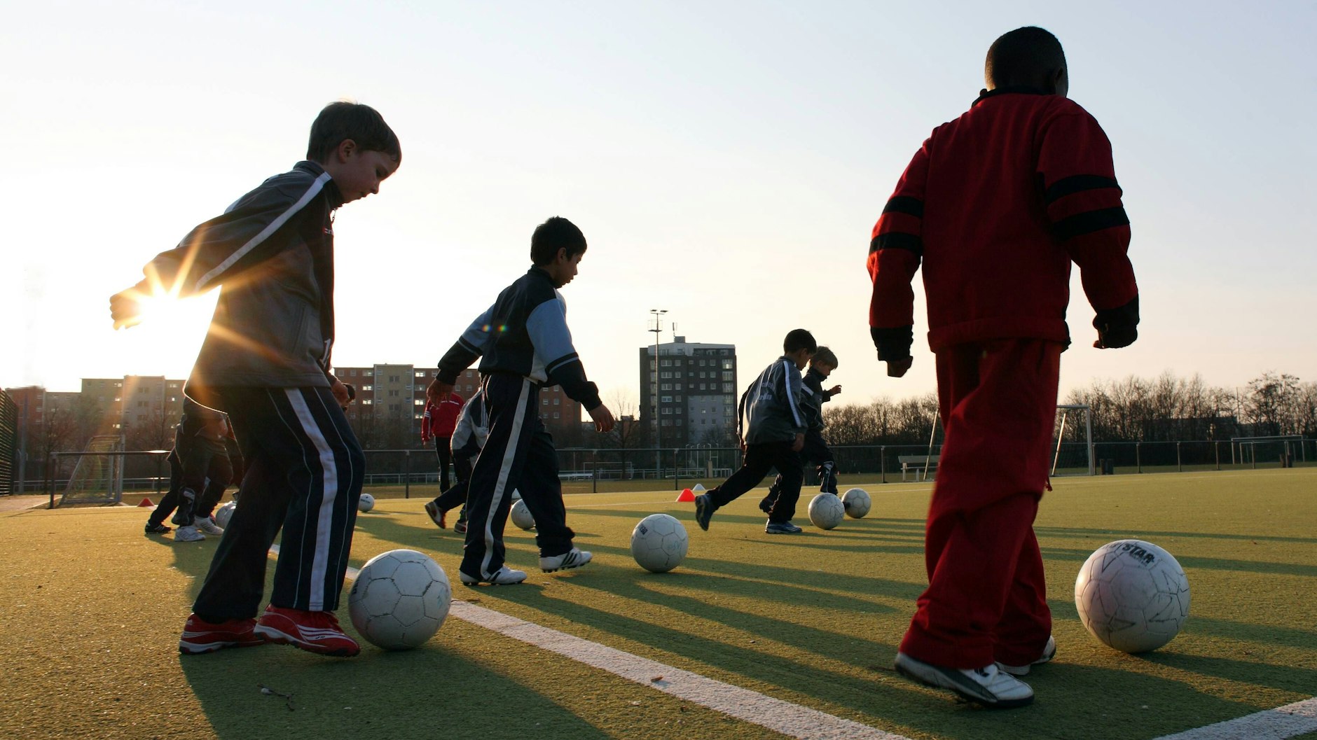 Ein Motiv aus einer anderen Zeit: Kinder, die gemeinsam Fußball spielen.