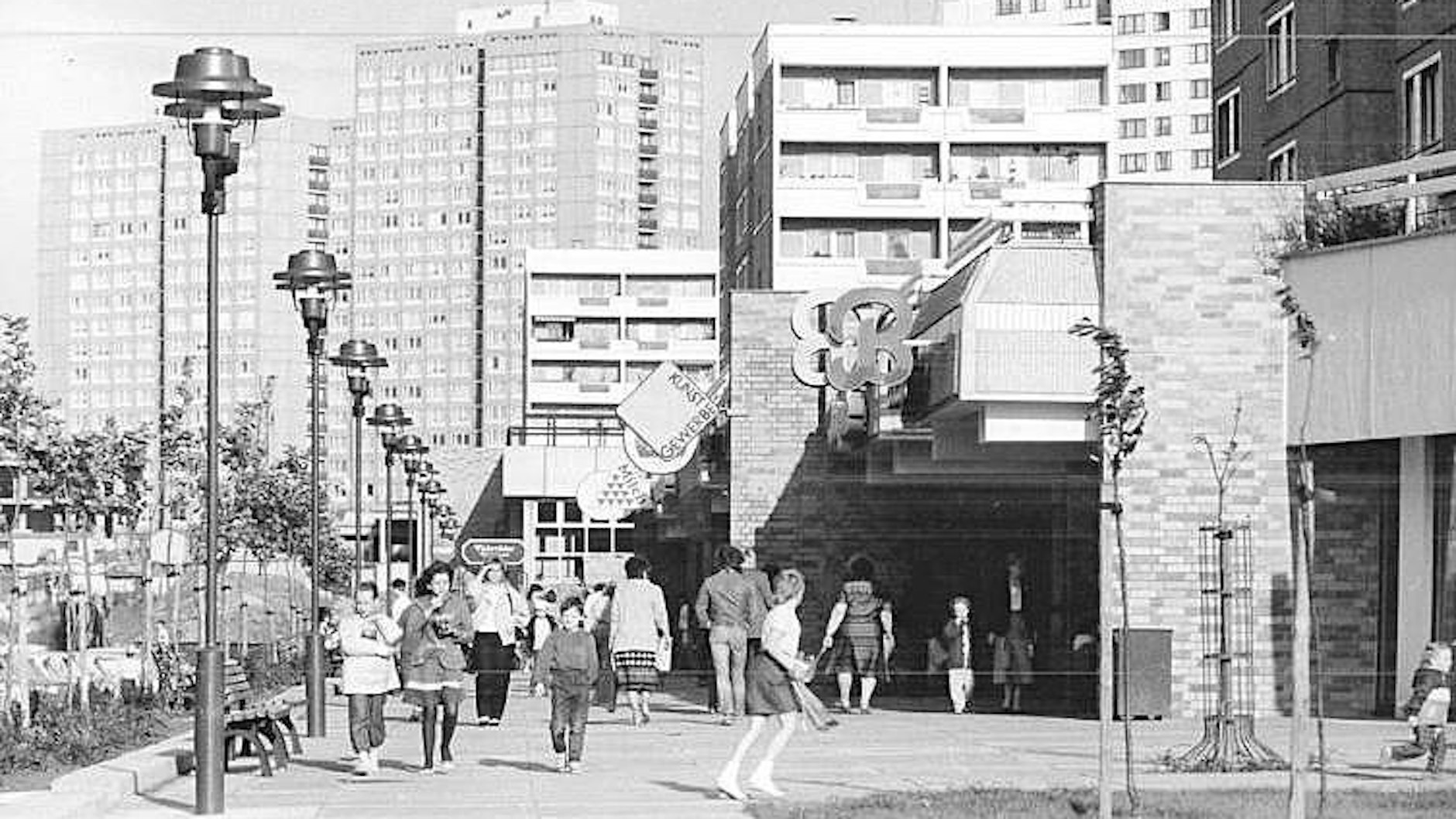 Im größten Neubaugebiet Ostberlins, aufgenommen von Peter Zimmermann am&nbsp;11.11. 1987, in Kürze zu sehen in der&nbsp; Ausstellung&nbsp;„Anything Goes“ der Berlinischen Galerie