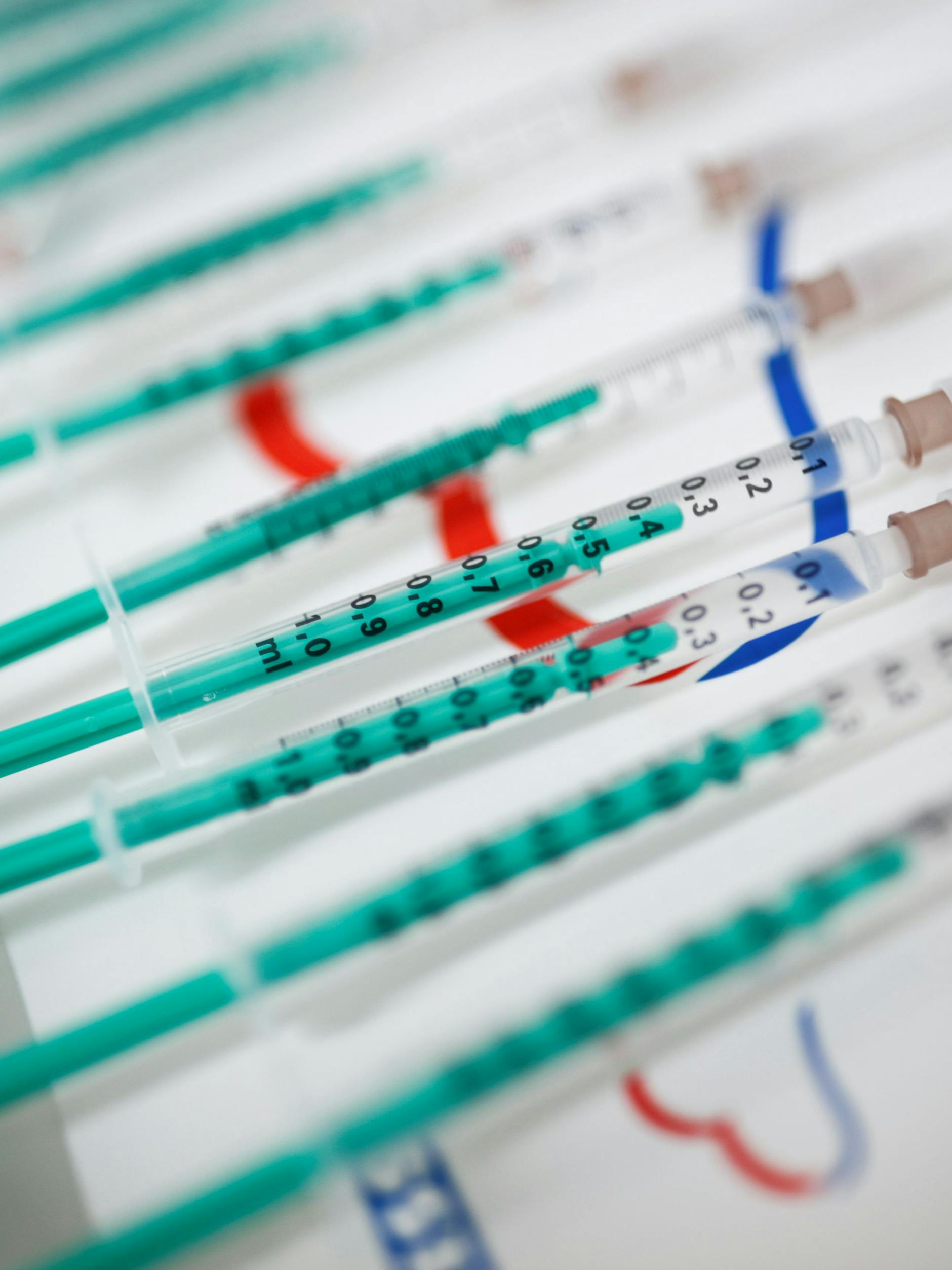 Spritzen mit Corona-Impfstoff liegen auf dem Tisch in einer Arztpraxis.