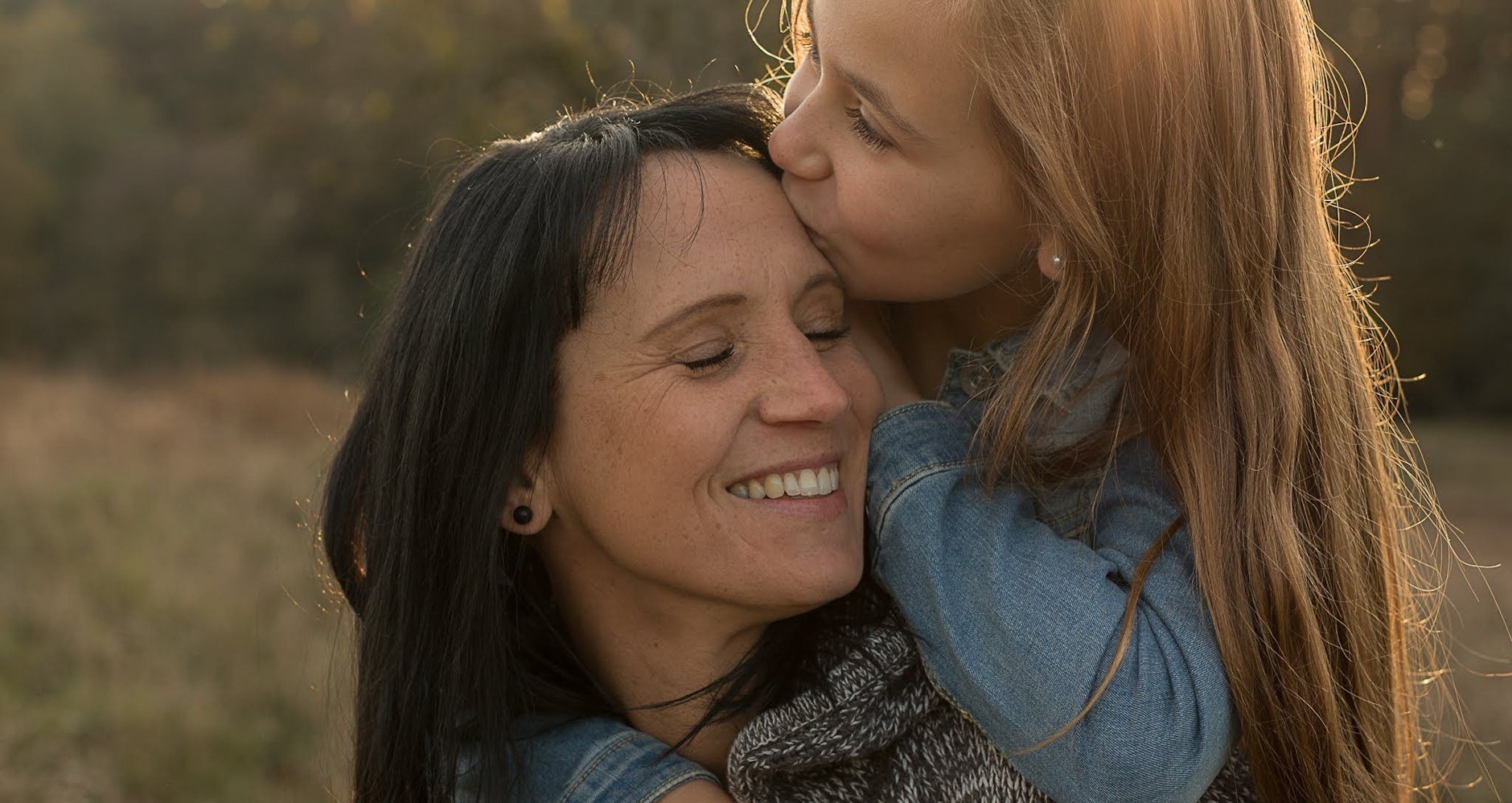 Leonie, als es ihr noch gut ging, schmust mit ihrer Mutter Constanze.