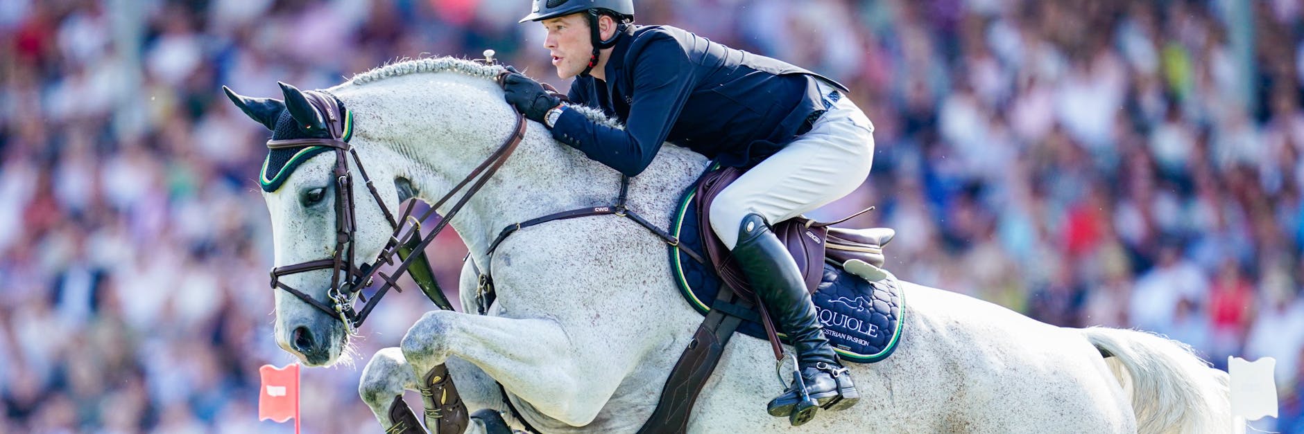 Der deutsche Springreiter Sven Schlüsselburg auf dem Pferd Bud Spencer springt im 2. Umlauf beim Großen Preis über ein Hindernis.