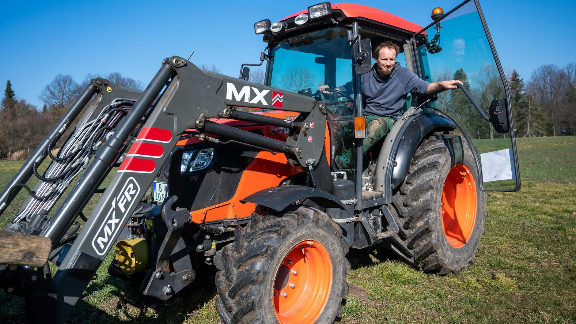 Max von Grafenstein, Landwirt, sitzt in einem Traktor.