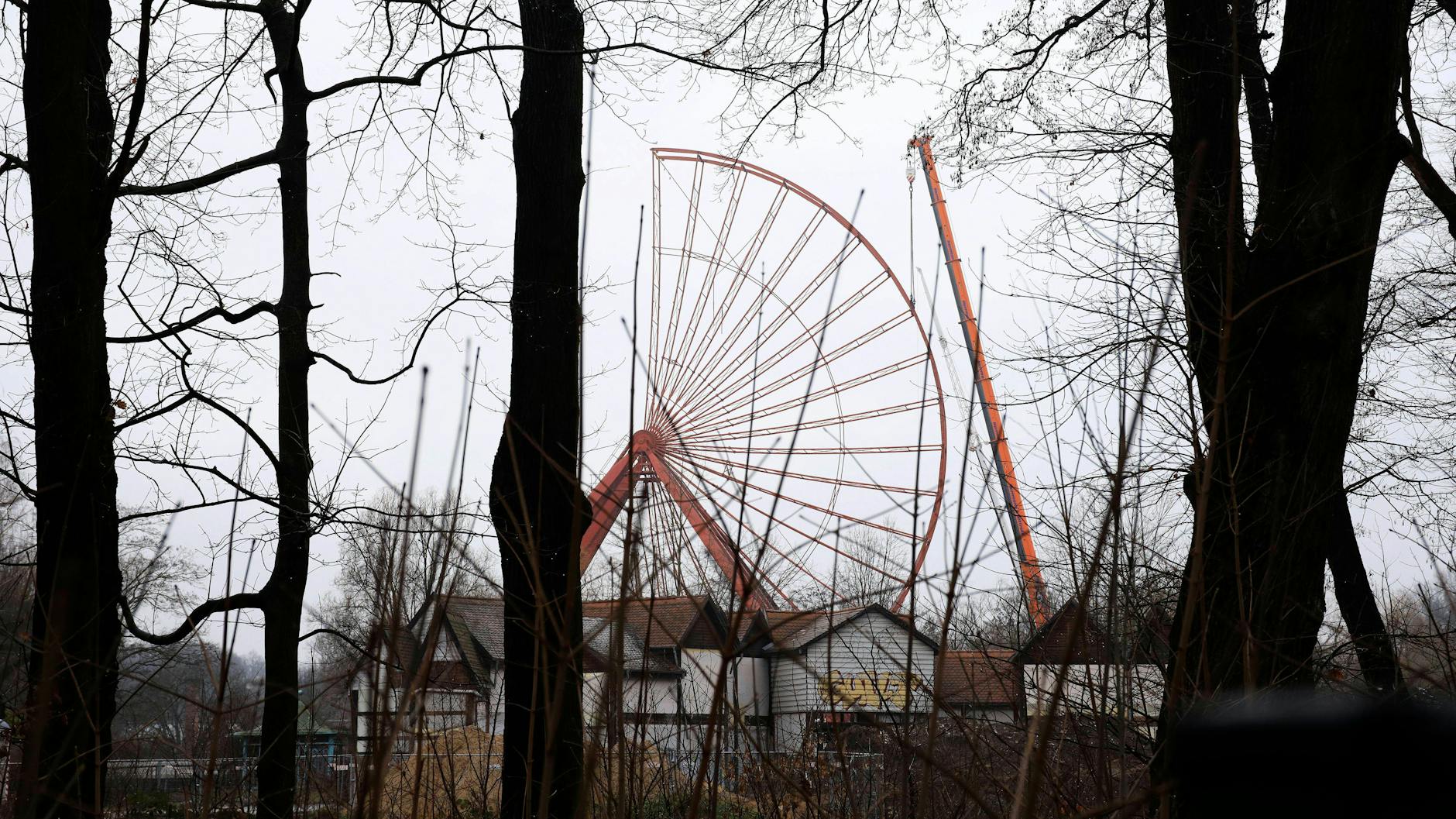 Rückbau des Riesenrads im Spreepark. Vier Millionen Euro investiert Berlin in die Sanierung.