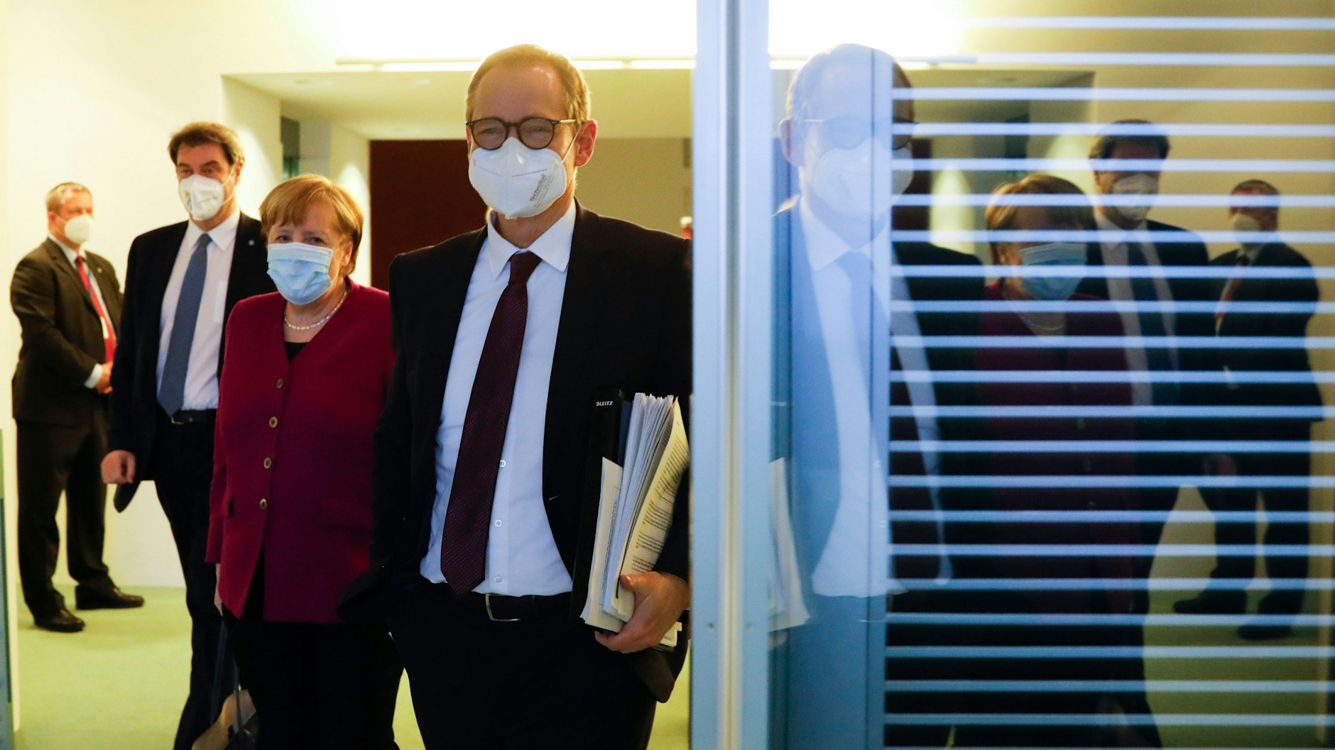 Angela Merkel und Michael Müller auf dem Weg zur nächtlichen Pressekonferenz.