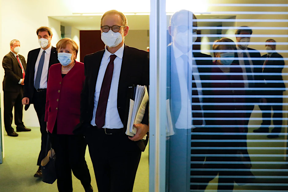 Angela Merkel und Michael Müller auf dem Weg zur nächtlichen Pressekonferenz.