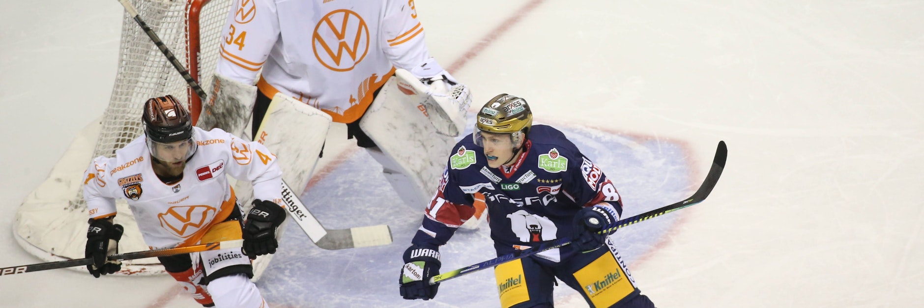 Sebastian Streu (r., hier im Spiel gegen Wolfsburg) erzielte sein erstes Saisontor für die Eisbären.