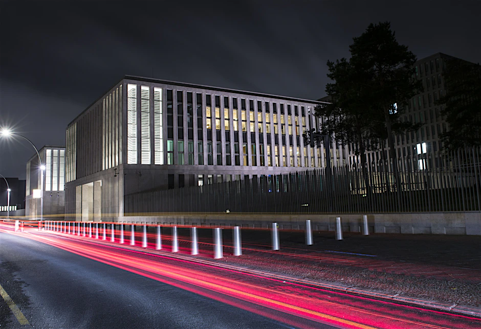 Erleuchtet am Abend sind einige Büros in der Zentrale des Bundesnachrichtendienstes.