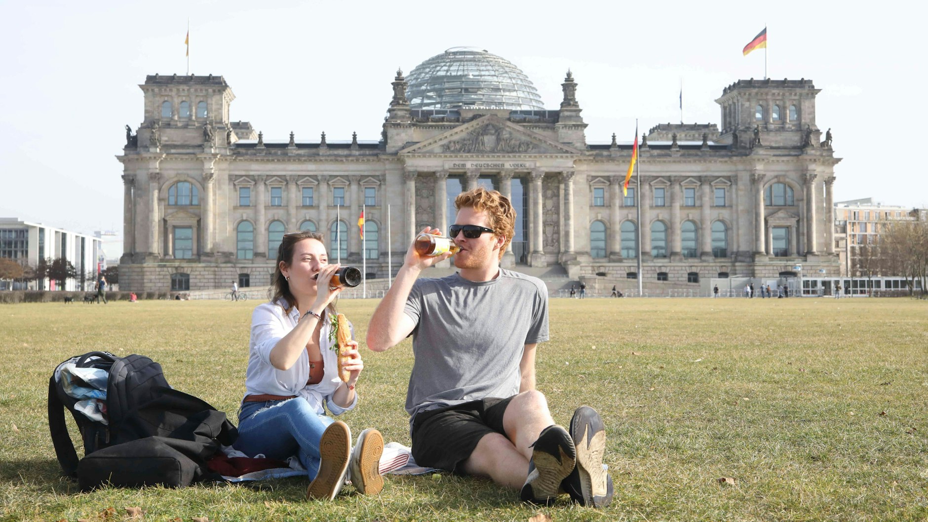 Private Treffen des eigenen Haushalts mit einem weiteren Haushalt sind wieder möglich, beschränkt auf maximal fünf Personen. Die beiden haben also alles richtig gemacht.