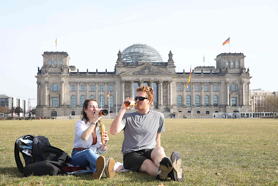 Private Treffen des eigenen Haushalts mit einem weiteren Haushalt sind wieder möglich, beschränkt auf maximal fünf Personen. Die beiden haben also alles richtig gemacht.