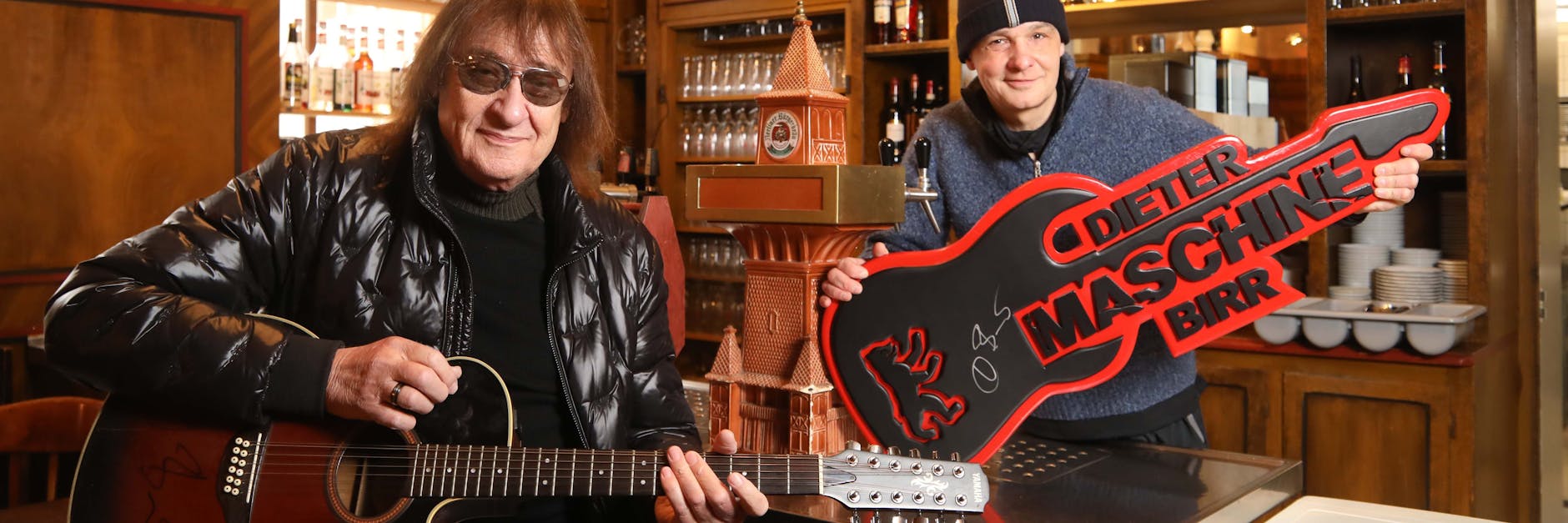 Ex-Puhdy Dieter „Maschine“ Birr überreicht seine Lieblingsgitarre und das Kunstinstrument an „Braustübl“-Wirt Dirk Bengelsdorff (51).