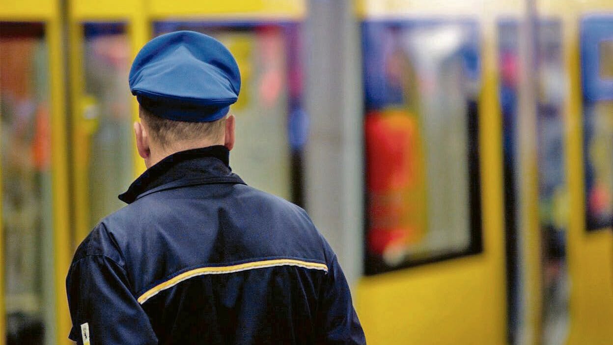 In der U-Bahn unterwegs: ein Mitarbeiter der Berliner Verkehrsbetriebe (BVG).