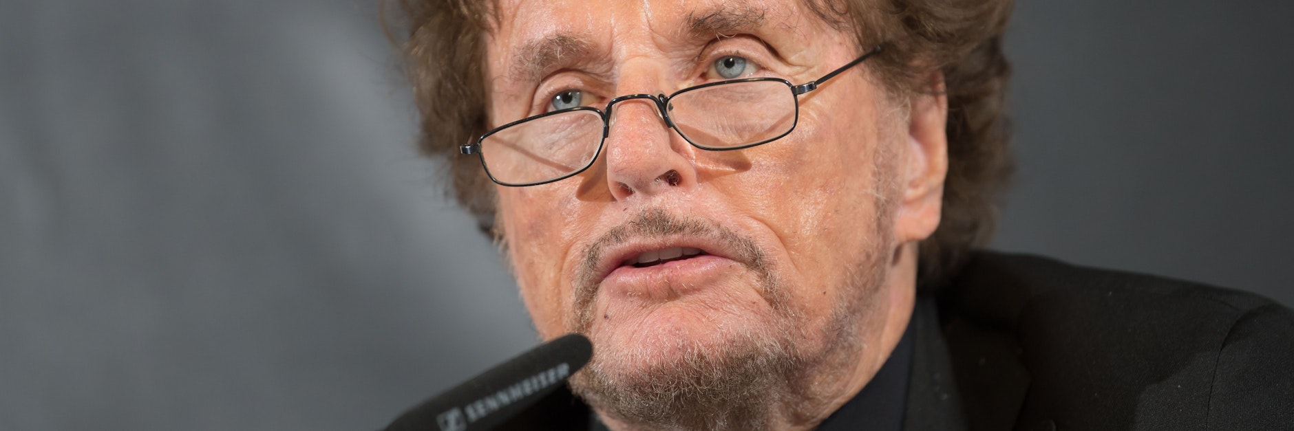 Der Regisseur und damalige Festspiel-Intendant Dieter Wedel spricht bei der Programmvorstellung der Festspiele. (Archivbild)