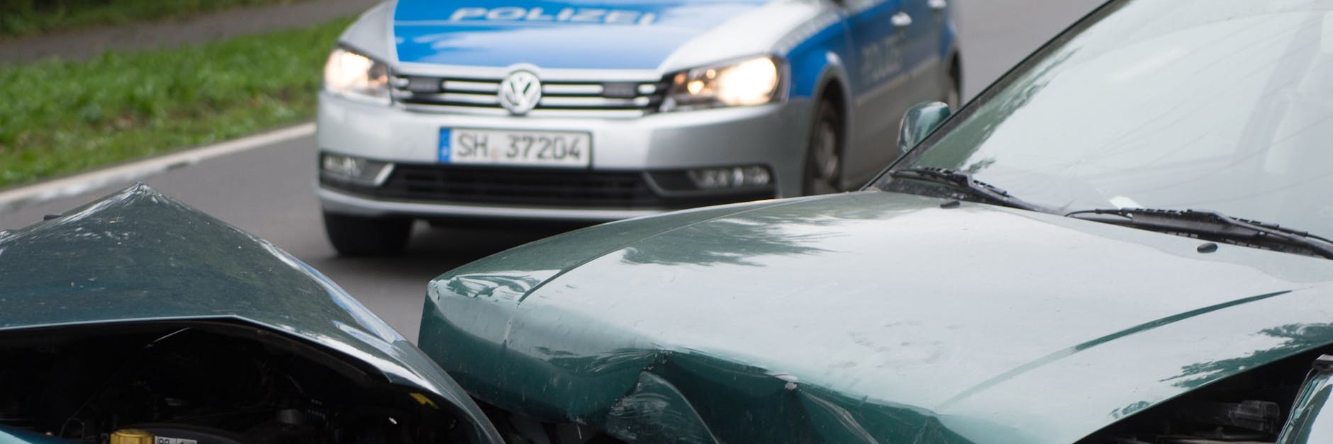 Hier hat es ordentlich gekracht. Nach schweren Unfällen sollte man die Polizei grundsätzlich rufen, aber nicht nur dann. 