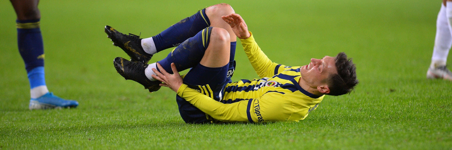 Mesut Özil fast sich an seinen linken Knöchel. Er zog sich in einem Ligaspiel in der Türkei eine schwere Verletzung zu. 