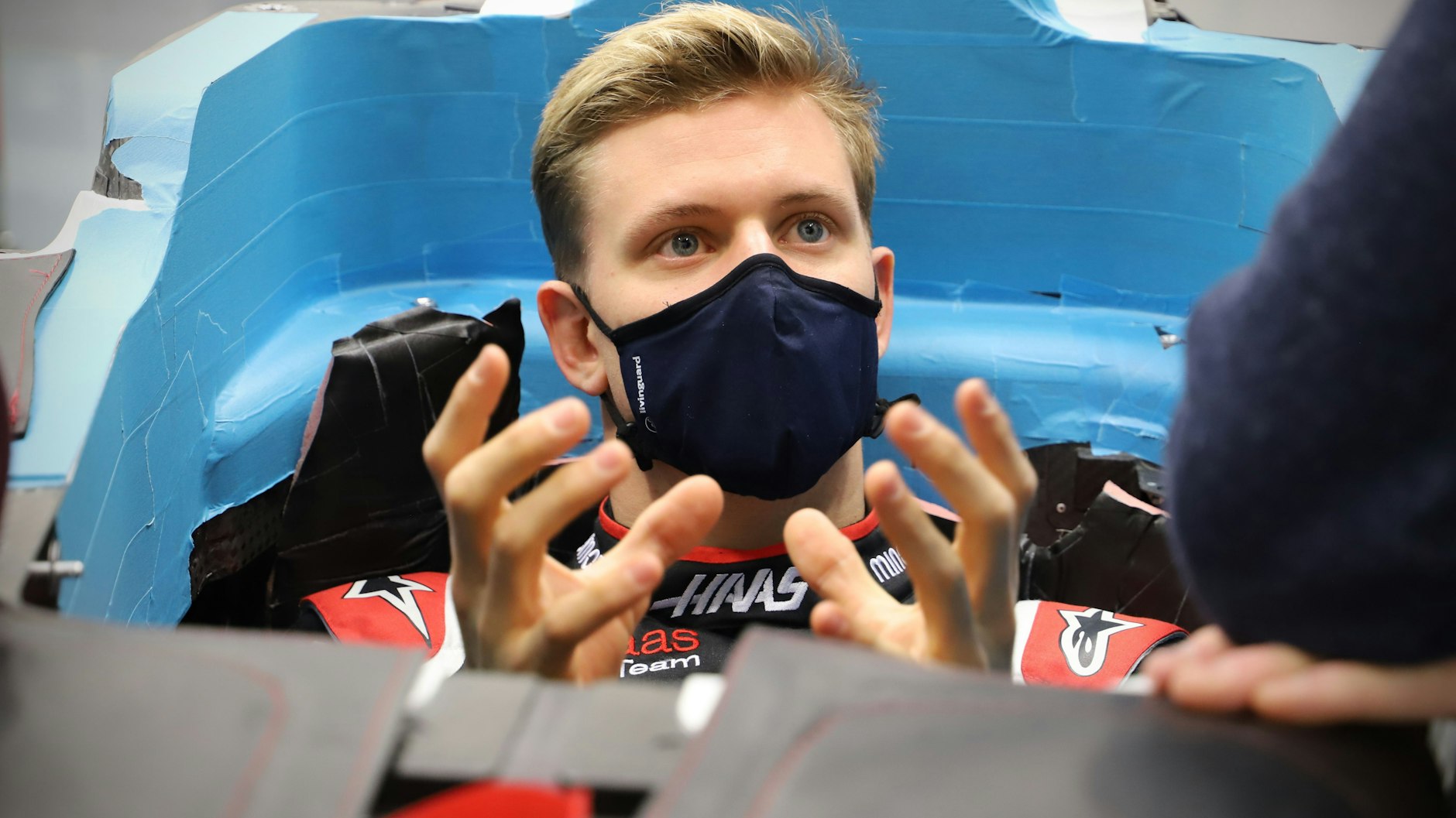 Mick Schumacher bei der Anpassung seines Sitzes.