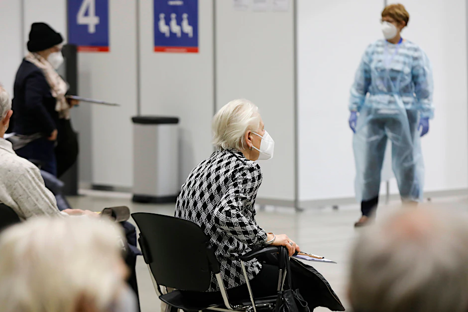 Eine Seniorin wartet auf ihre Impfung im Impfzentrum Frankfurt (Oder).