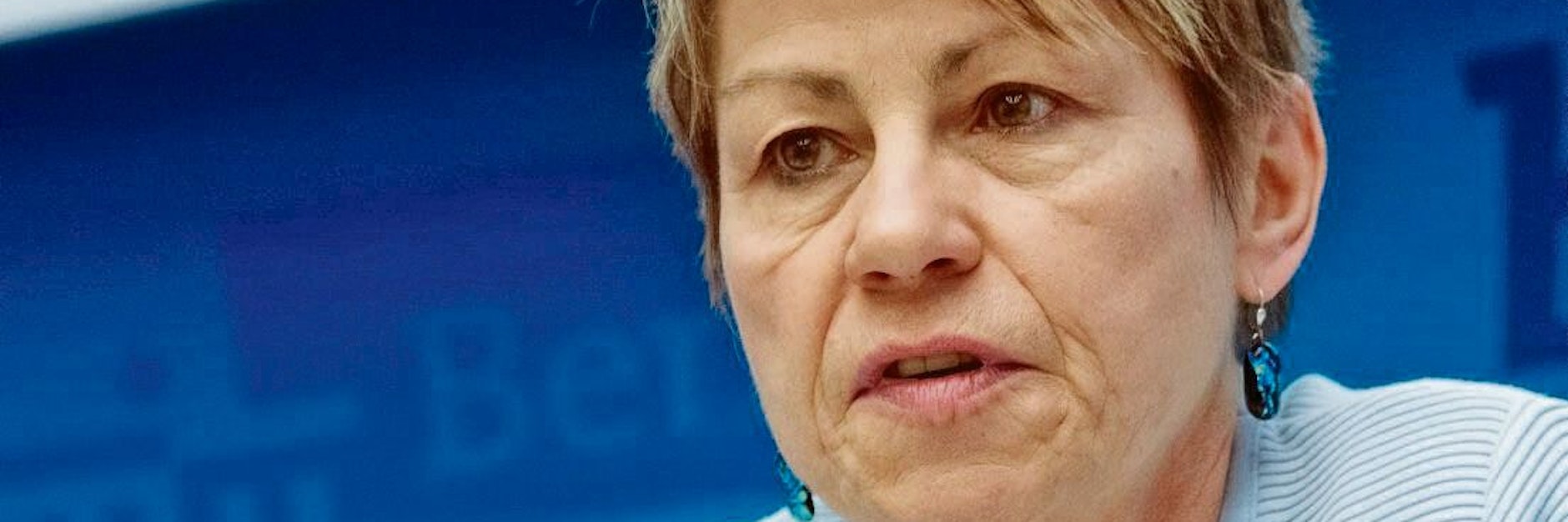 Berlins Sozialsenatorin Elke Breitenbach (Linke) bei einem Pressegespräch. (Archivbild)