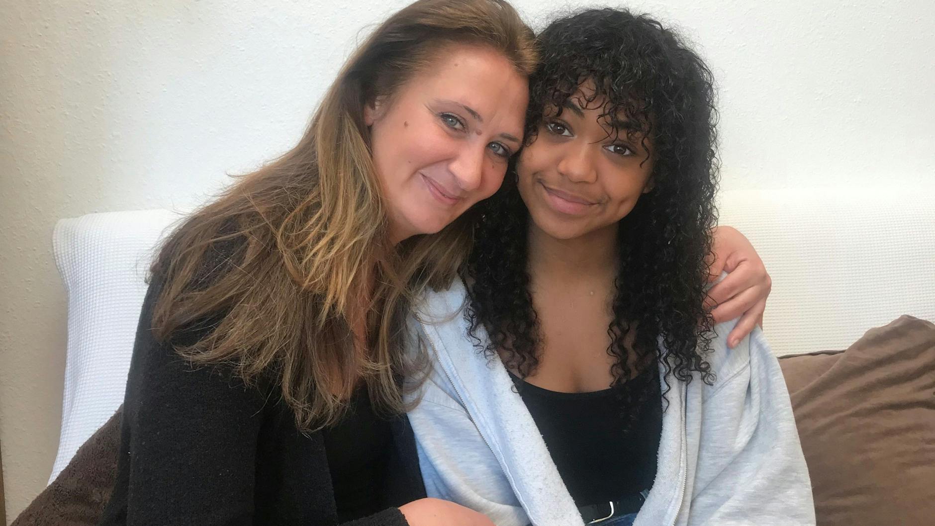 Anna Kaiser mit ihrer 15-jährigen Tochter, die sie ganz allein versorgen muss.