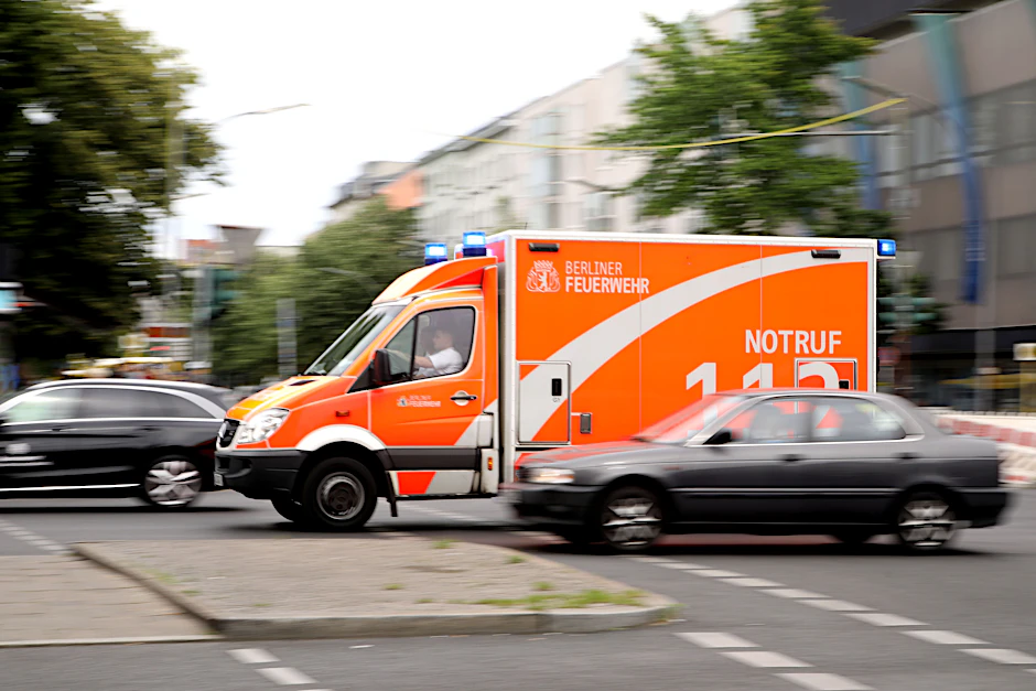 Ein Rettungswagen der Berliner Feuerwehr fährt zu einem Einsatz (Symbolbild).&nbsp;