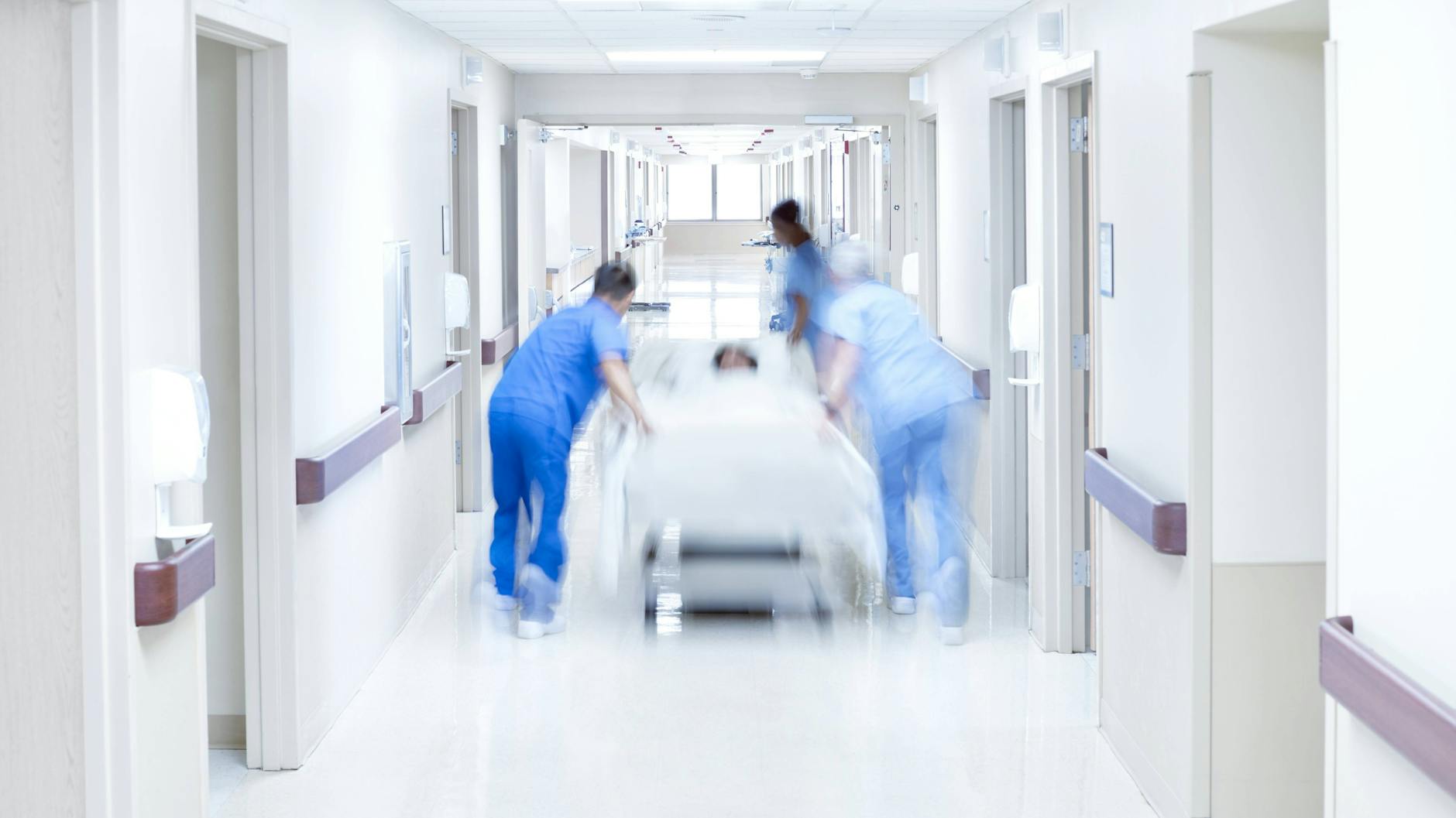 Rund 800.000 Menschen fangen sich in Deutschland jährlich einen Krankenhauskeim ein. Die Gründe für solche nosokomialen Infektionen sind vielfältig – und teils auch schicksalshaft, erklären Experten.