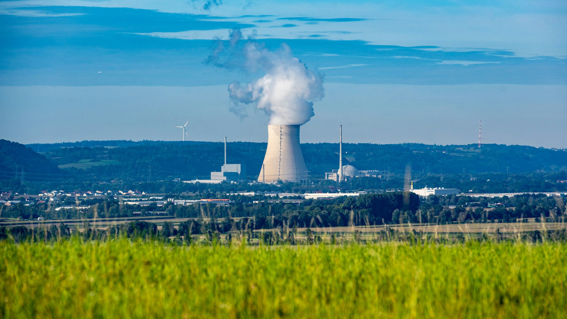 Die Bundesregierung einigte sich mit den Energiekonzernen auf eine Entschädigungssumme für den vorzeitigen Atomausstieg.