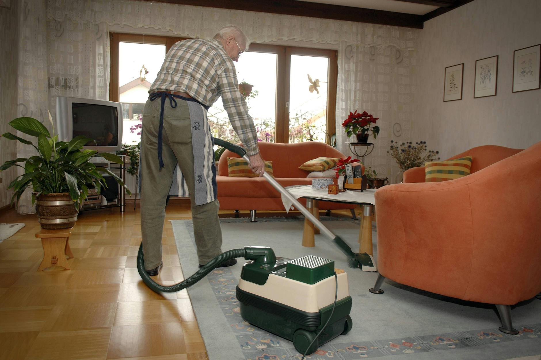 Einen Staubsauger bedienen - das können selbst Männer.