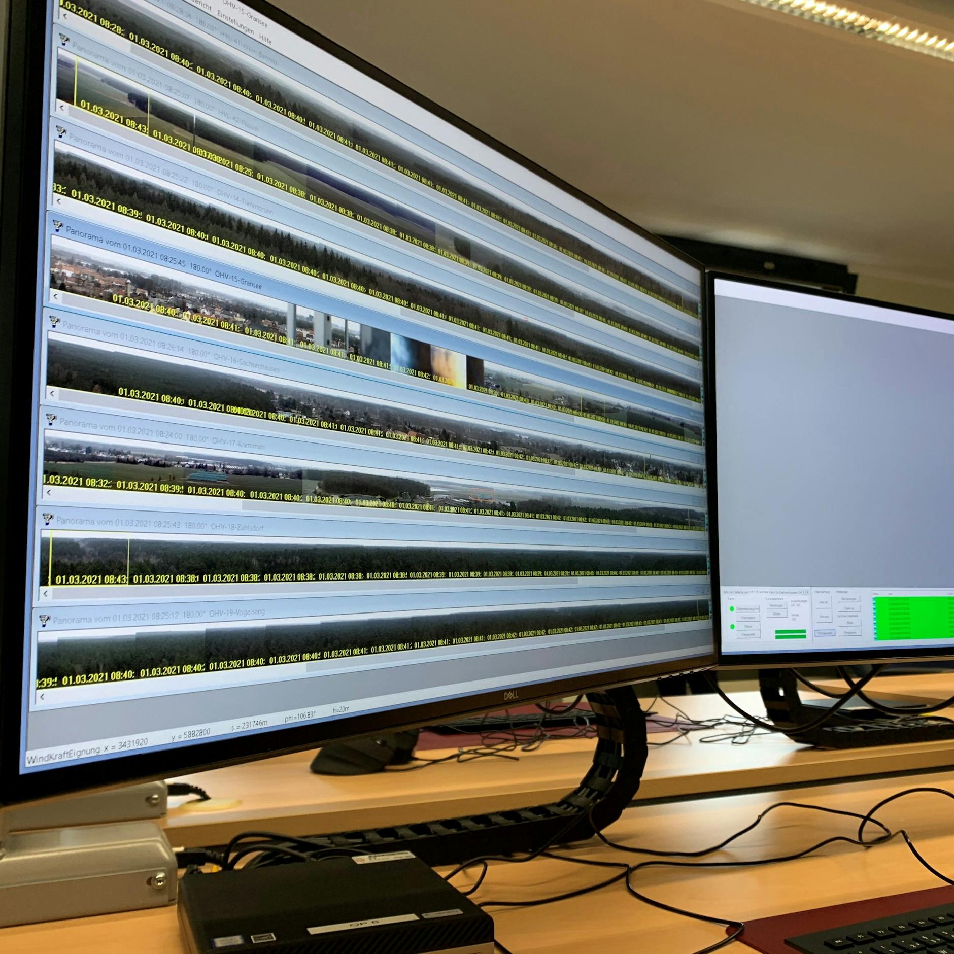 Jede Bilderreihe zeigt die Kamerabilder von einem Überwachungsturm.