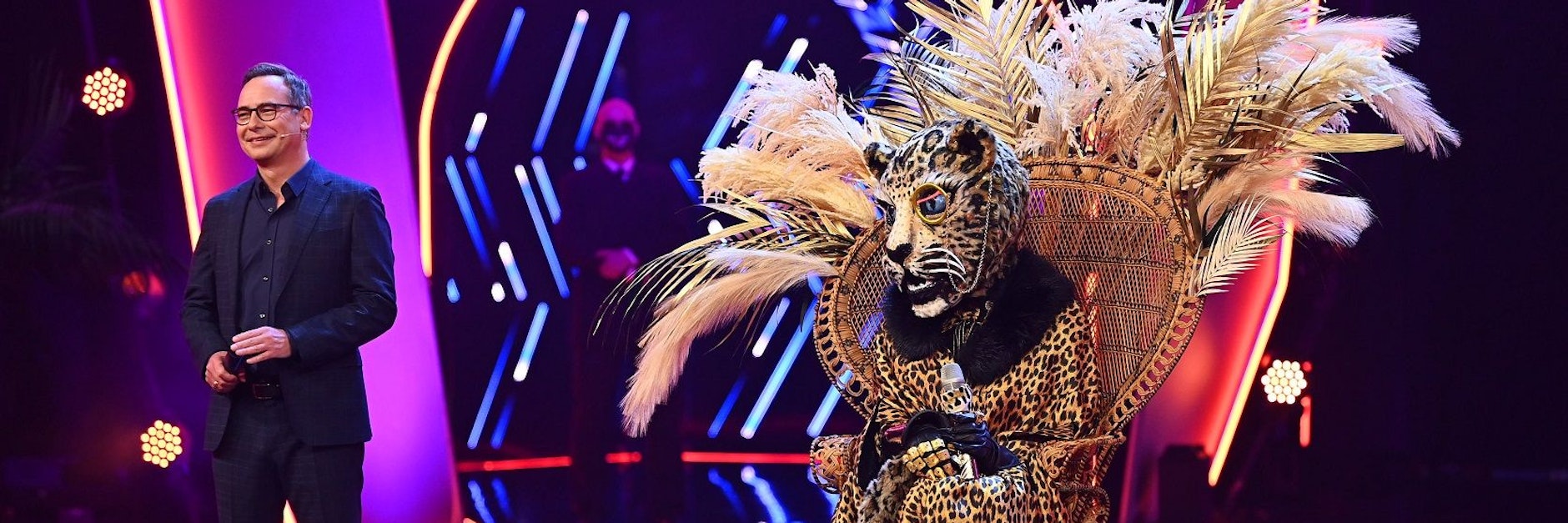 Wer ist der Leopard? Er gehört zu den Favoriten bei „The Masked Singer“. Links: Moderator Matthias Opdenhövel.