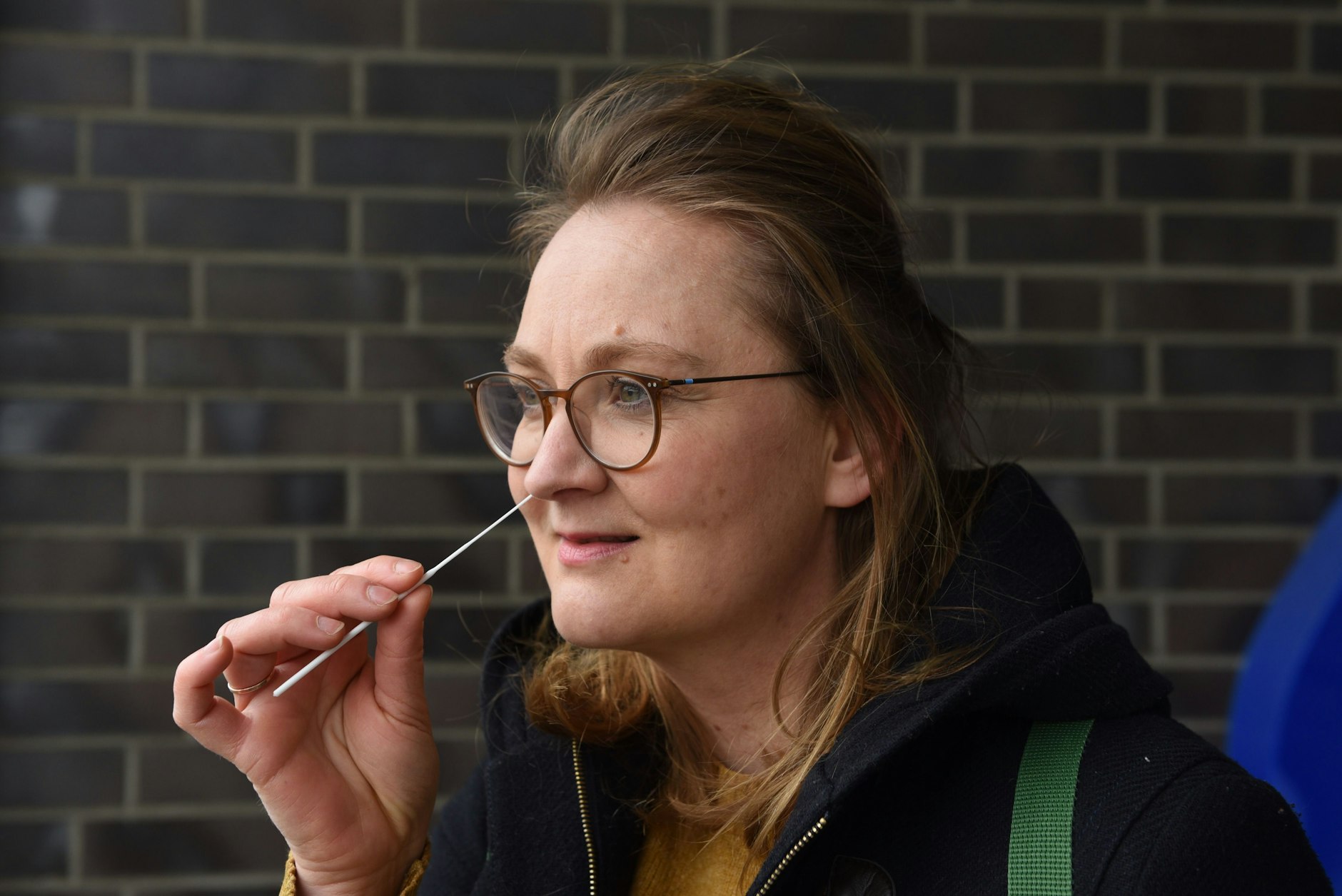 Stäbchen rein und fünfmal drehen So funktioniert der CoronaTest von Aldi