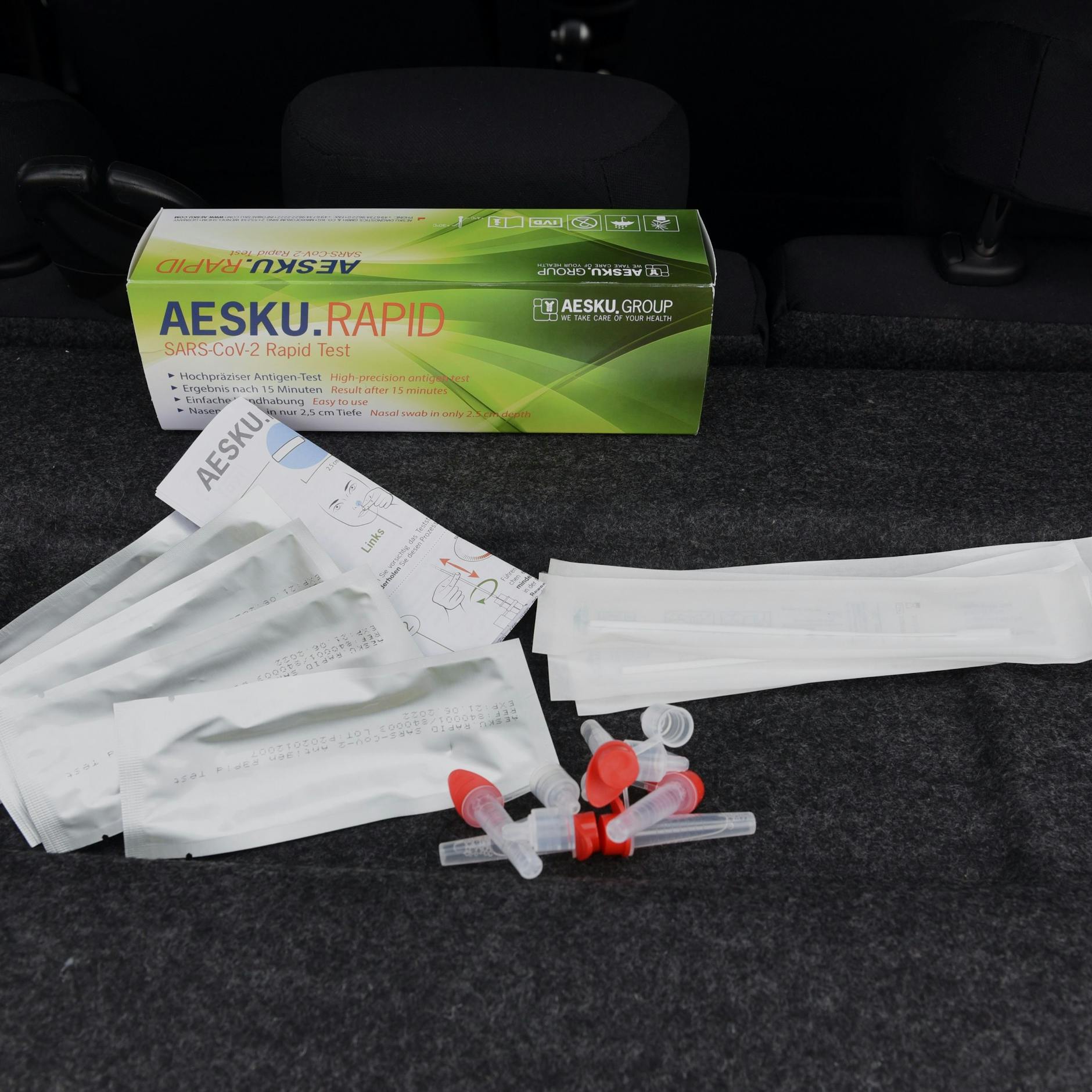 Inhalt eines Corona Selbsttest-Kits von Aldi. 