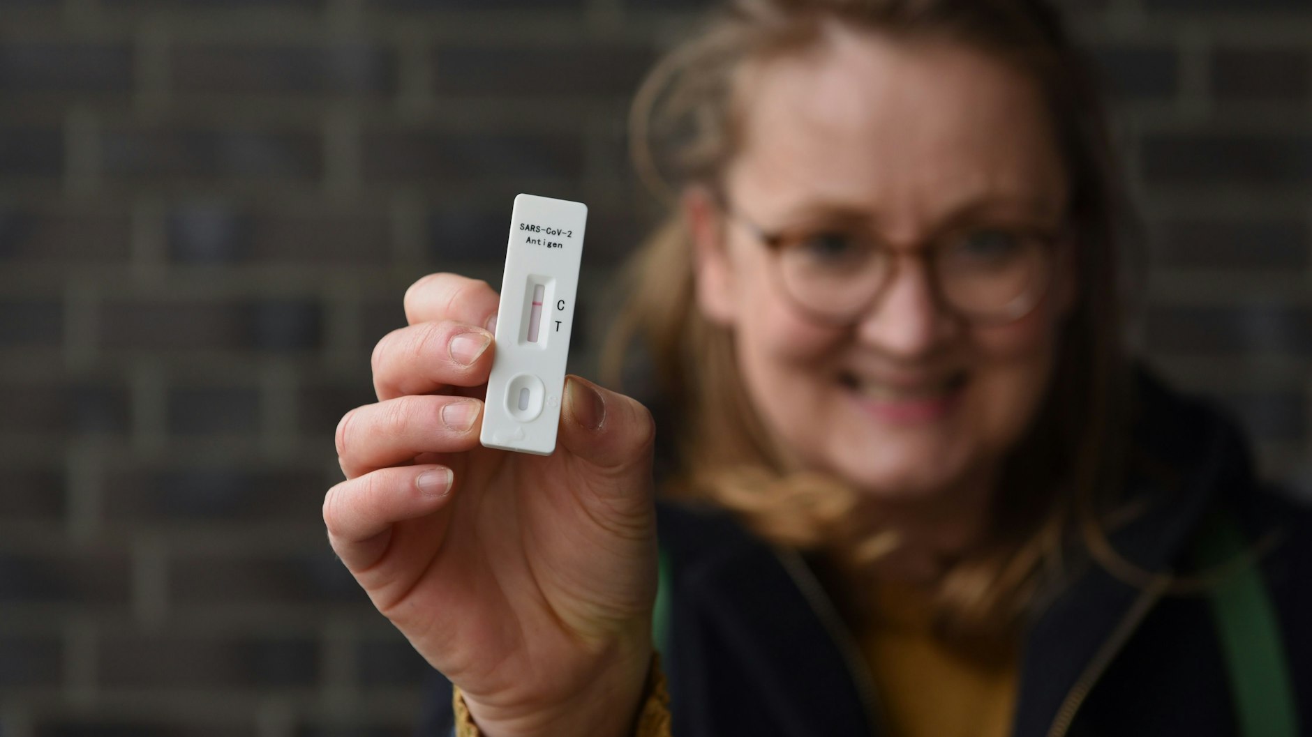 Stäbchen rein und fünfmal drehen So funktioniert der CoronaTest von Aldi