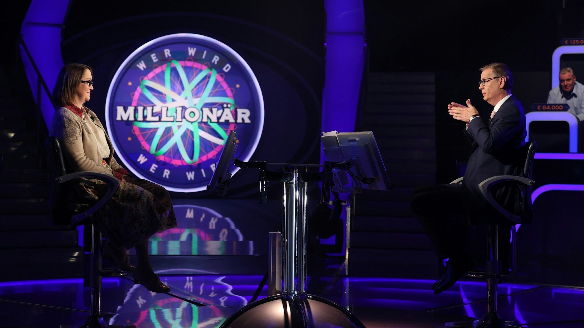 Moderator Günther Jauch mit Kandidatin Eva Endruweit bei „Wer wird Millionär“.