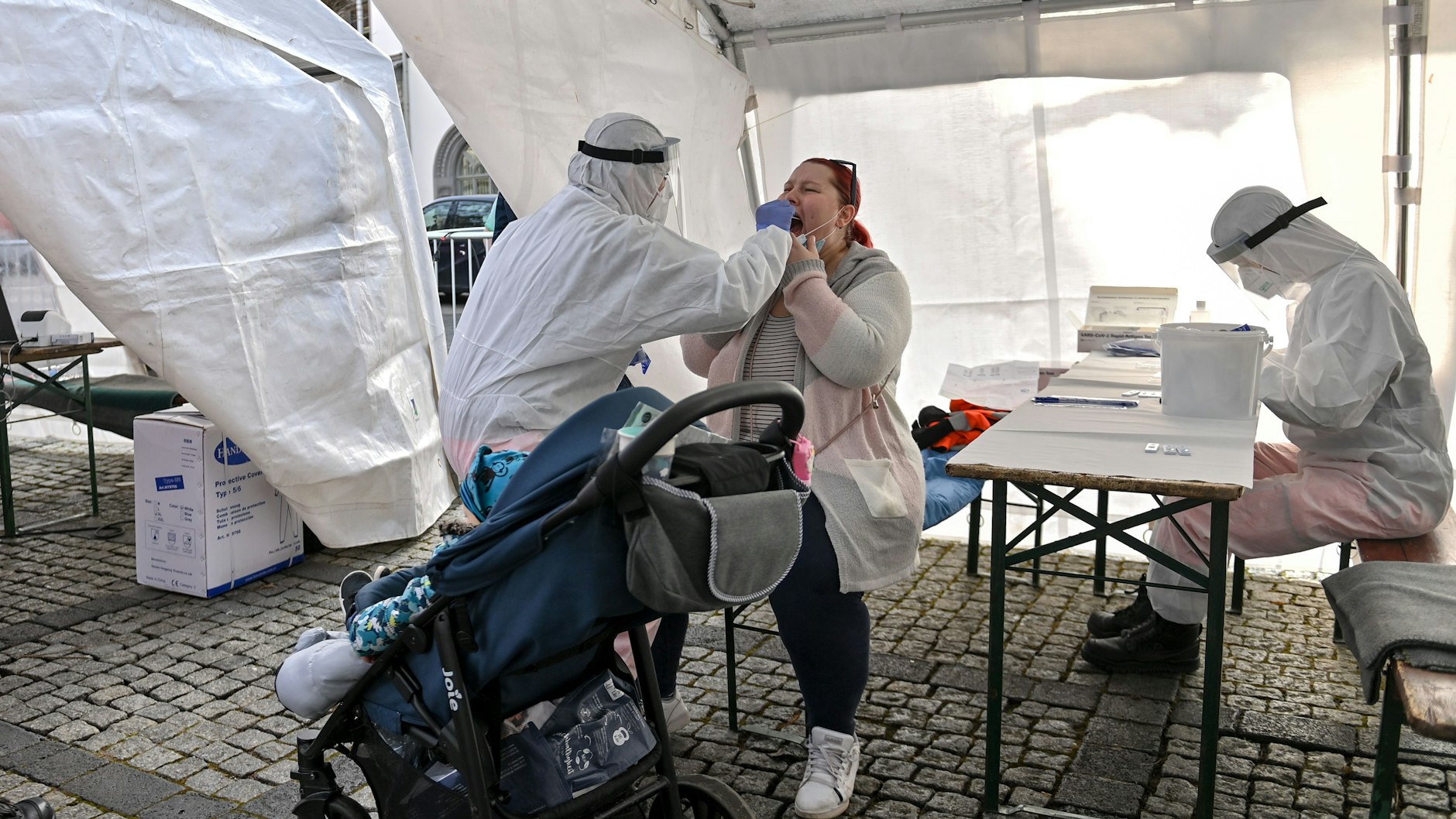 Kostenlose Corona-Tests gab es schon in Hotspot-Regionen wie hier in Naumburg (Sachsen-Anhalt). Ab Montag sind sie bundesweit geplant.