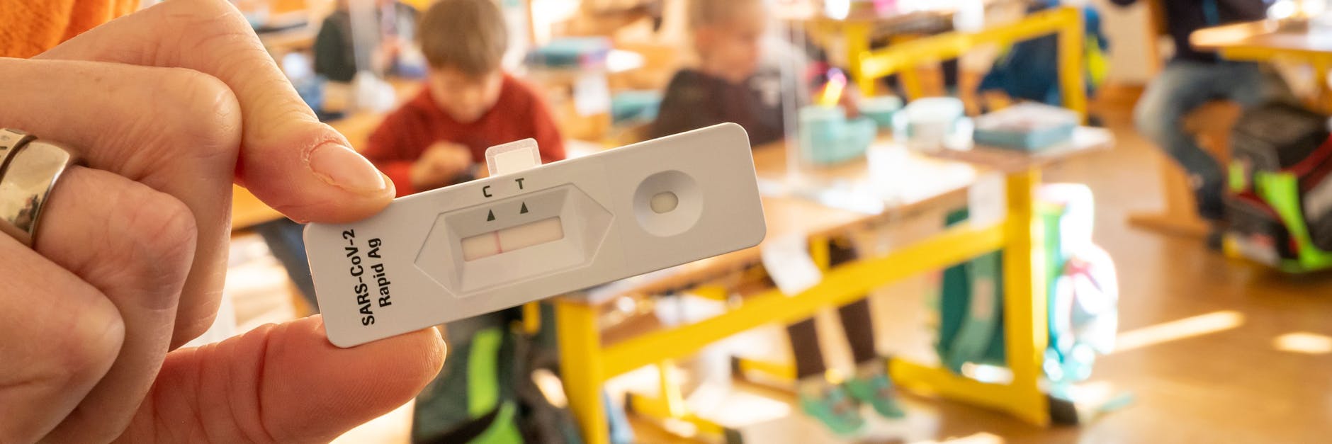 Schnelltests sollen – so war es zumindest geplant – auch die Öffnung von Schulen und Kitas absichern.