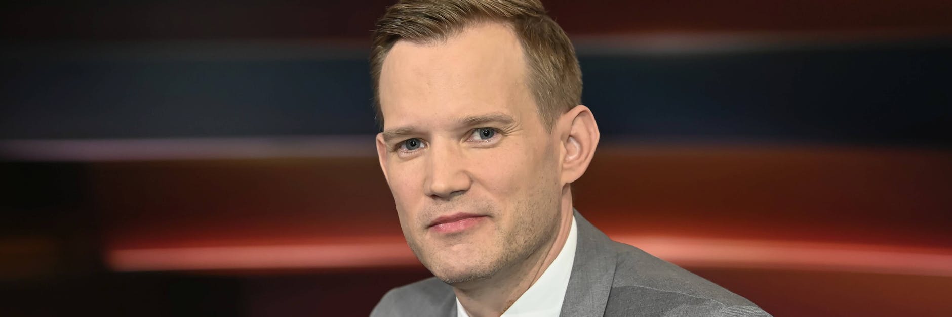 Prof. Hendrik Streeck saß auch schon bei „Markus Lanz“, nun auf dem „Riverboat“.