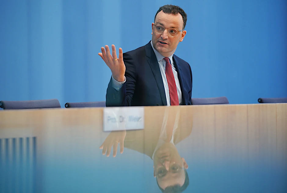 Jens Spahn (CDU), Bundesminister für Gesundheit, wird wegen der schleppenden Beschaffung von Schnelltests scharf kritisiert. Er weist die Kritik zurück.