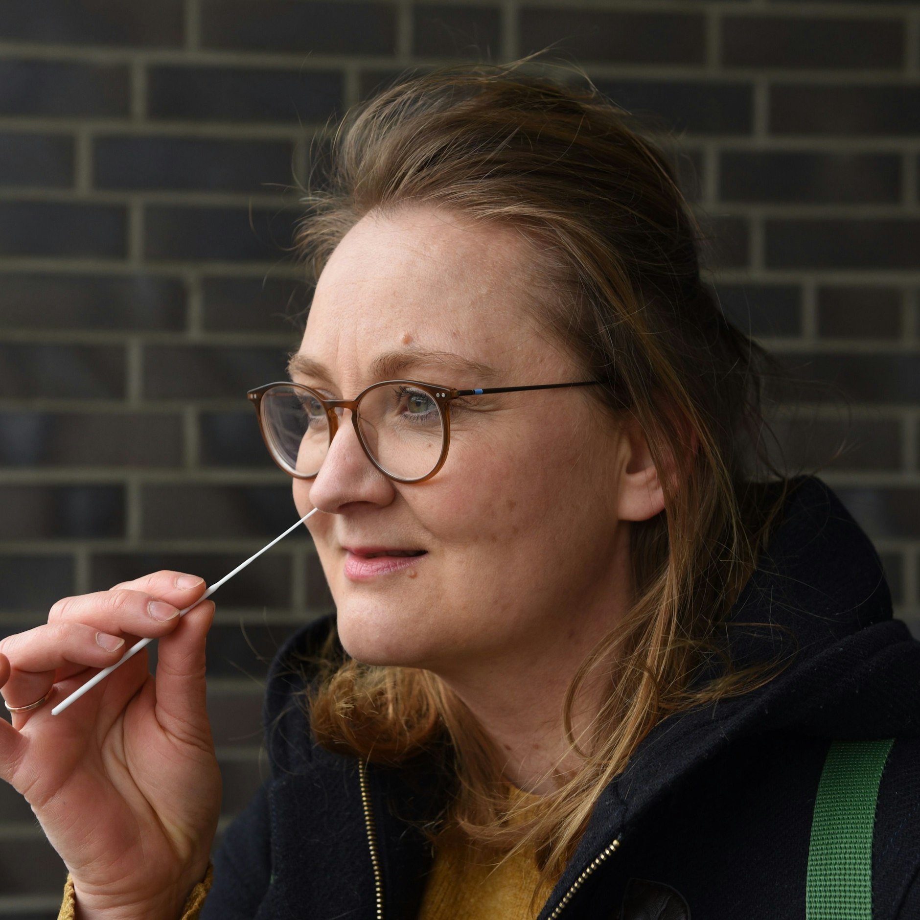 An einem Stäbchenende gibt es eine flauschige Verdickung, die darf gründlich die Nasenschleimhaut schrubben. Erst im einen Nasenloch, dann im anderen.