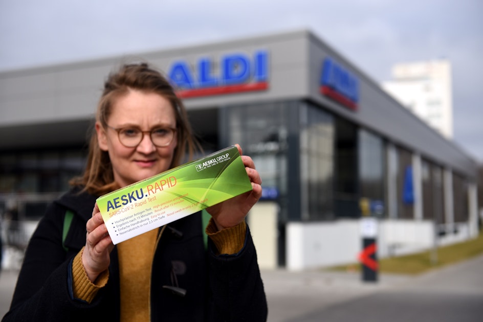 Stäbchen rein und fünfmal drehen: KURIER probiert den Corona-Test von