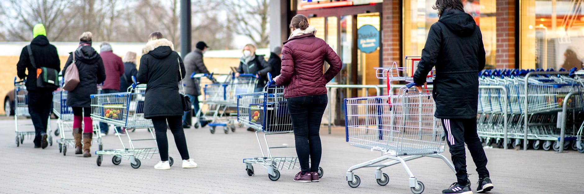 Wie hier in Hannover, bildeten sich auch in Berlin am Morgen Schlangen vor den Aldi-Märkten. 