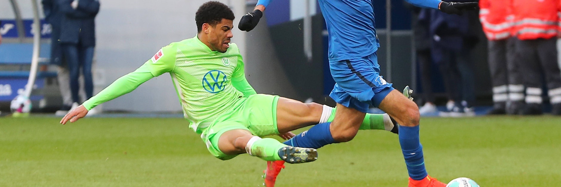 Paulo Otavio holt per eingesprungener Beinschere Hoffenheims Munas Dabbur von den Beinen. Der Israeli blieb zum Glück unverletzt. 