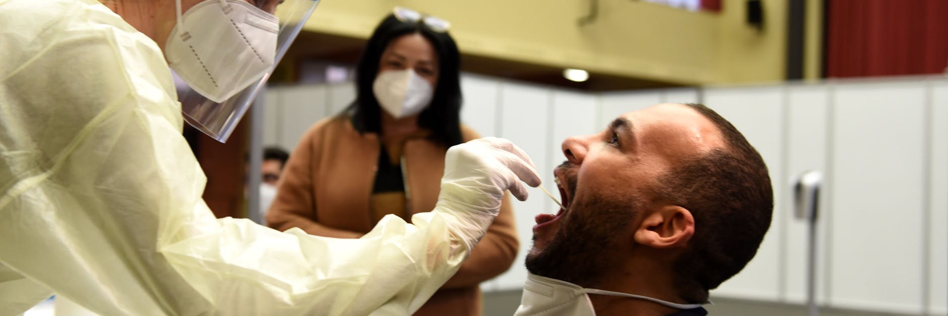 Proband Jesse Frei lässt sich auf Sars-CoV-2 testen.