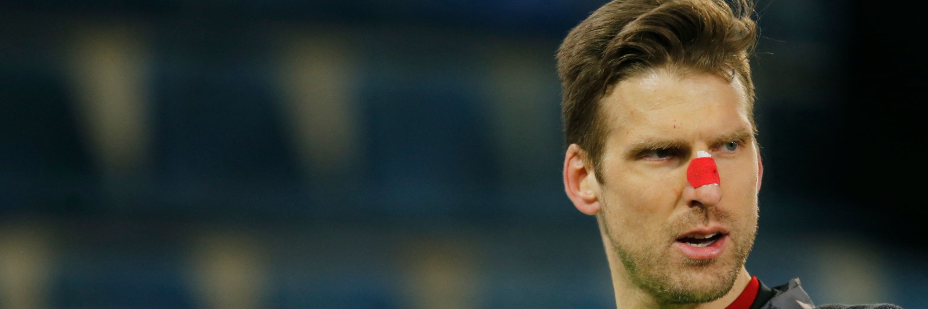 Sichtlich geziehcnte vom Zusammenprall: Andreas Luthe konnte aber durchspielen. 