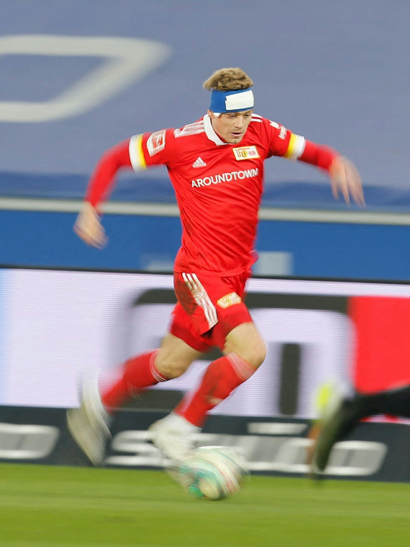 Mit Turban-Verband, aber trotzdem voll Schwung: Unions Julian Ryerson.