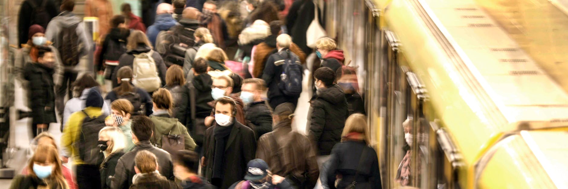 Viele Menschen sind trotz Lockdown unterwegs - und nicht alle tragen vorbildlich Masken.